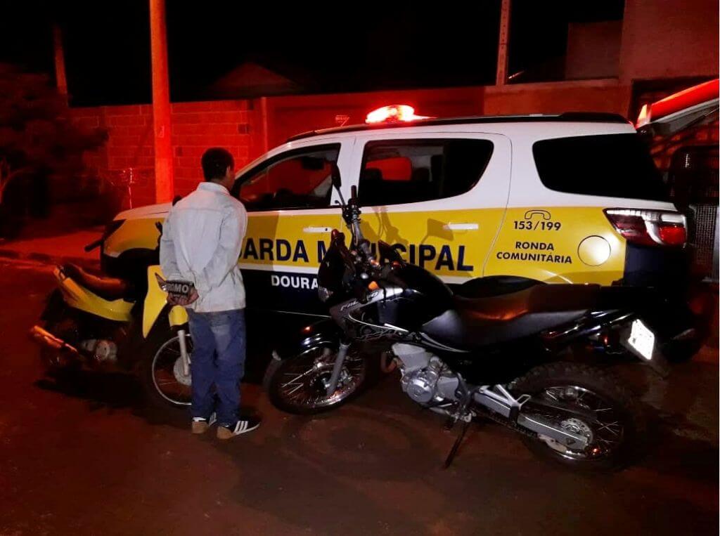 Homem Preso Ap S Ser Flagrado Por C Meras De Seguran A Furtando Moto