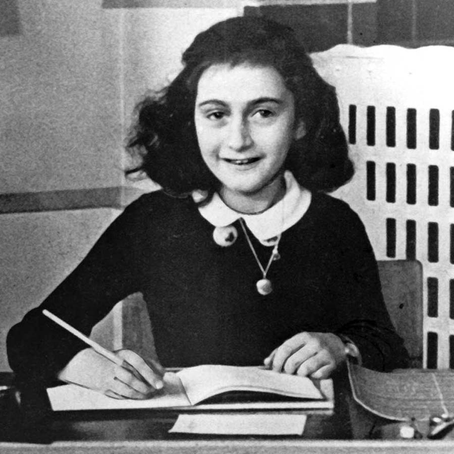 https://www.94fmdourados.com.br/uploads/Anne-Frank-Desk.jpg