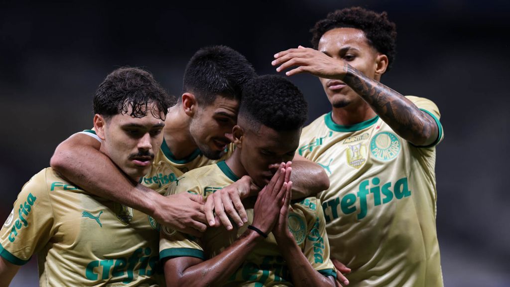  jogador Estêvão, da SE Palmeiras, comemora seu gol contra a equipe do Cruzeiro EC, durante partida válida pela trigésima sétima rodada, do Campeonato Brasileiro, Série A, no Estádio Mineirão. (Foto: Cesar Greco/Palmeiras)