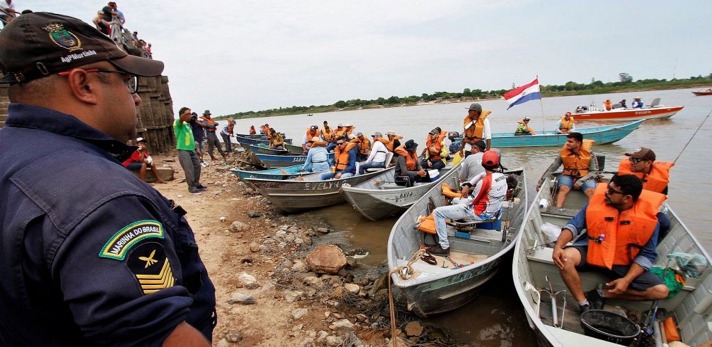 Pescadores se preparam para a largada do torneio em Murtinho, que contou com o apoio da Marinha