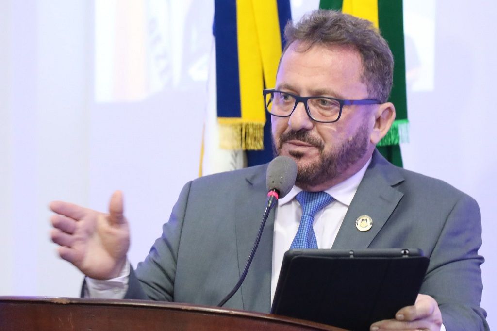 Presidente da Câmara de Dourados, vereador Laudir Munaretto celebrou termo aditivo ao contrato (Foto: Francielle Grott/CMD)