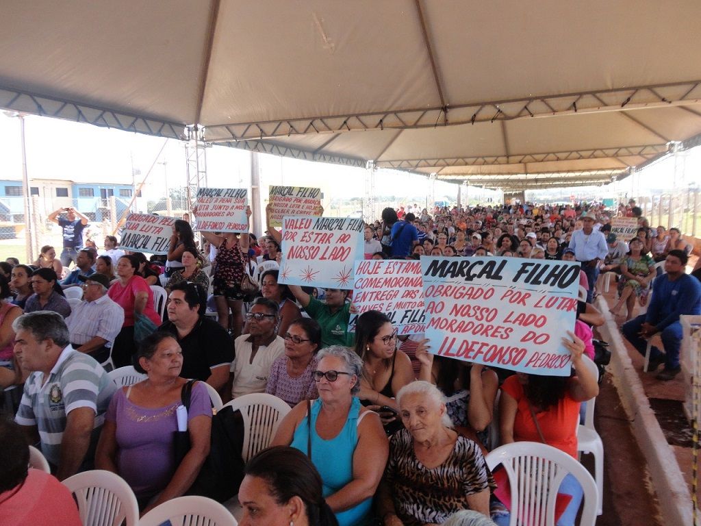 Com cartazes, moradores agradecem empenho de Marçal em agilizar processo de entrega das casas (Foto: Divulgação)