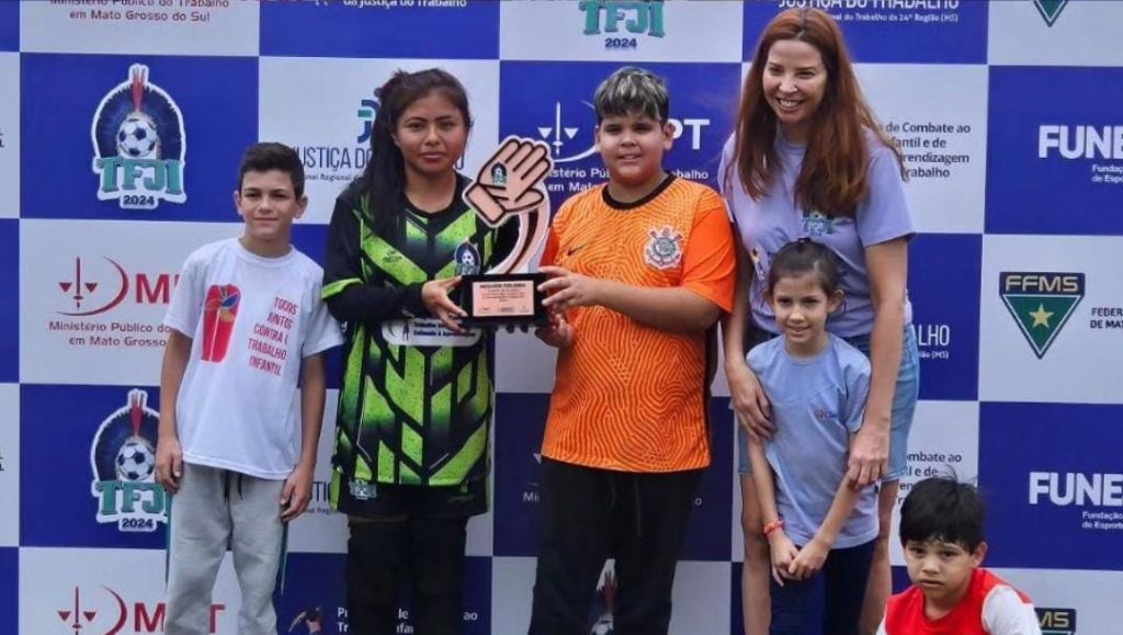 Ana Gabriela recebe o prêmio de melhor goleira do 1º TFJI. Foto: redes sociais TRT-MS