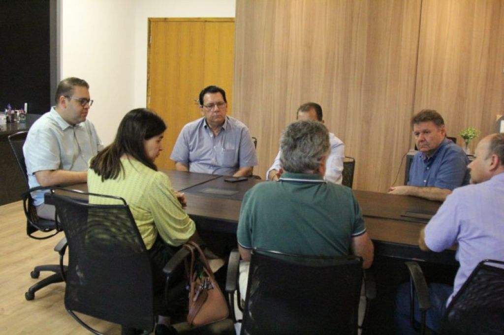 Sala de reuniões do gabinete do prefeito após a reforma (Foto: Divulgação/Prefeitura de Dourados)