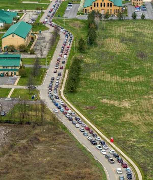 Longa fila de carros para receber comida nos arredores de Pittsburgh, EUA - Foto: Reprodução/Twitter(@andrewrush)