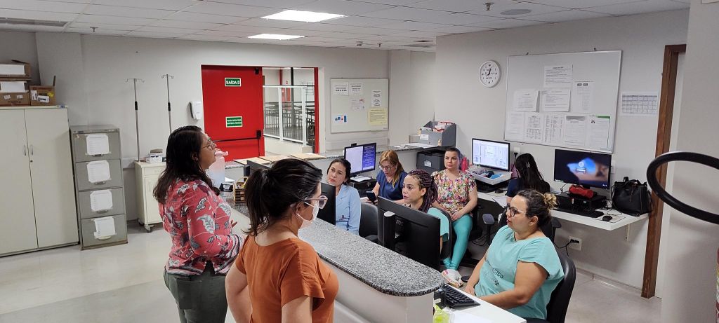 Acadêmicos no momento de aplicação da ação (Foto: Divulgação/HU-UFGD) 