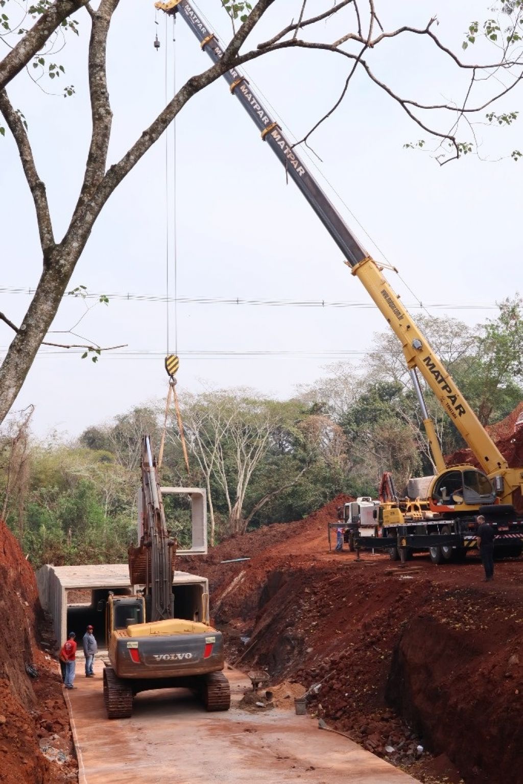 Cratera bloqueou trecho da Avenida Presidente Vargas em 2019 (Foto: Arquivo/Prefeitura de Dourados)