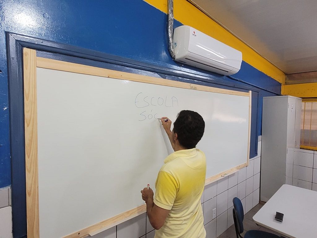 arçal Filho esteve nesta terça-feira (7) no local e conferiu que a escola está preparada para a volta às aulas (Foto: Divulgação)