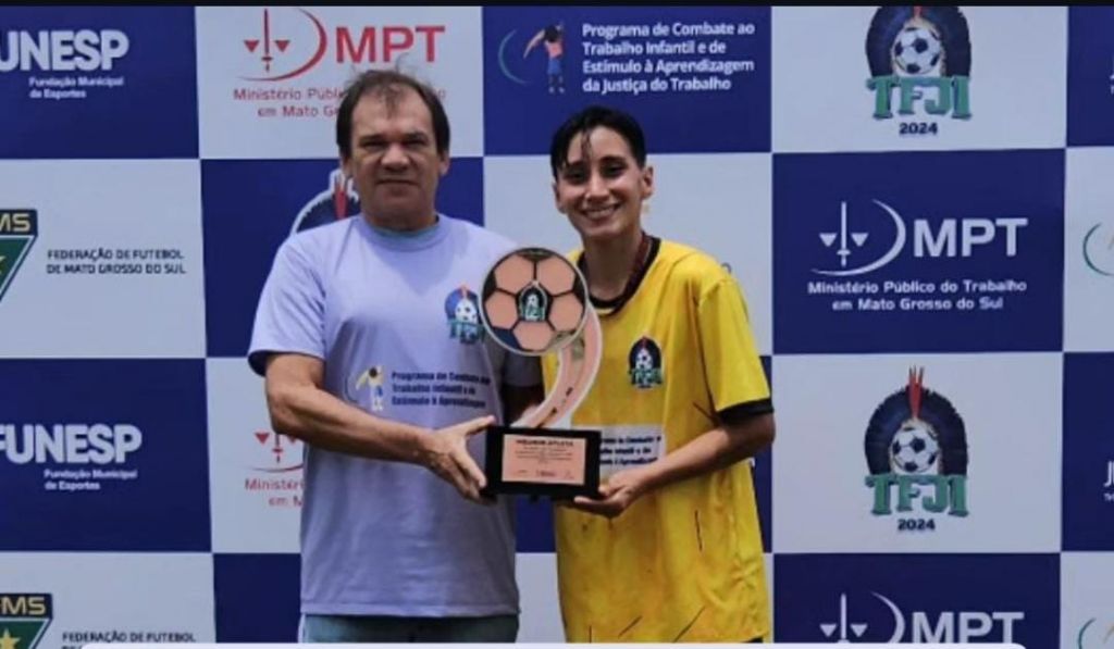 Jaqueline Ribeiro, atleta de Dourados, recebe o prêmio de melhor jogadora do 1º TFJI