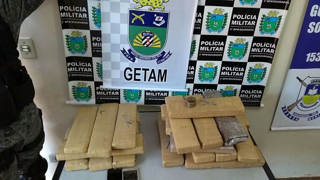 Droga estava escondida em bolsas, segundo policiais (Foto: Divulgação/PM)