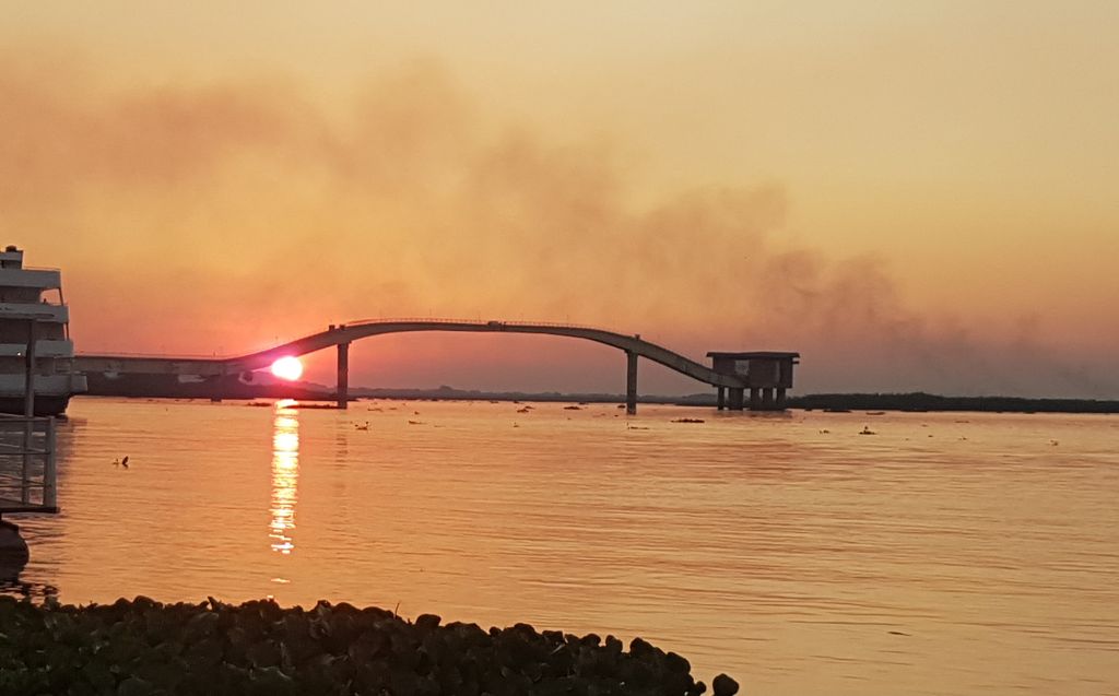 Fumaça das queimadas chega a Corumbá e contrasta ao pôr-do-sol ao lado da captação de água da cidade. Foto: Sílvio de Andrade