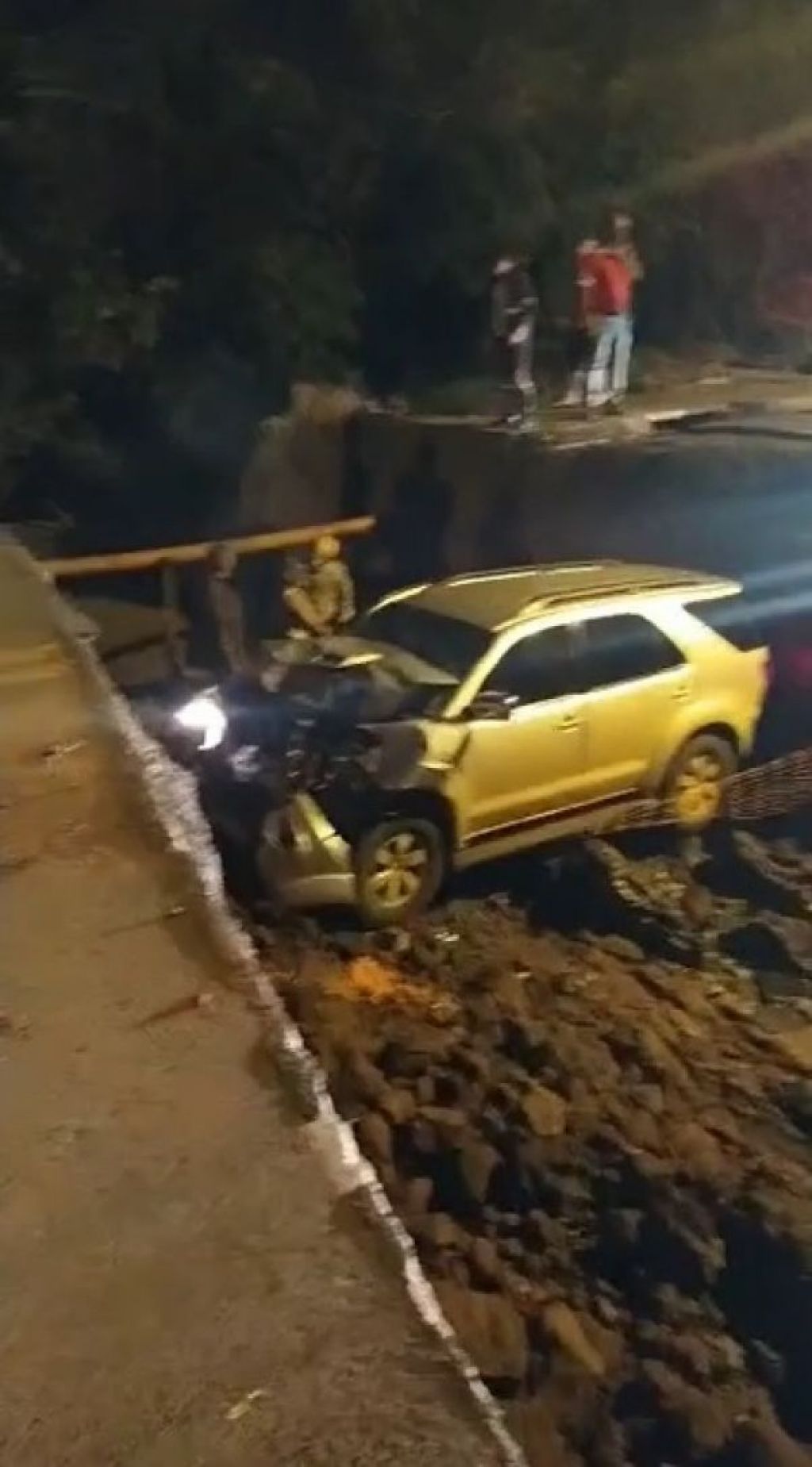 Na noite de 26 de março, uma Toyota SW4 caiu dentro do enorme buraco (Foto: Reprodução)