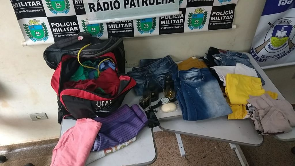 Roupas que seriam furtadas da casa foram recuperadas (Foto: Sidnei Bronka)