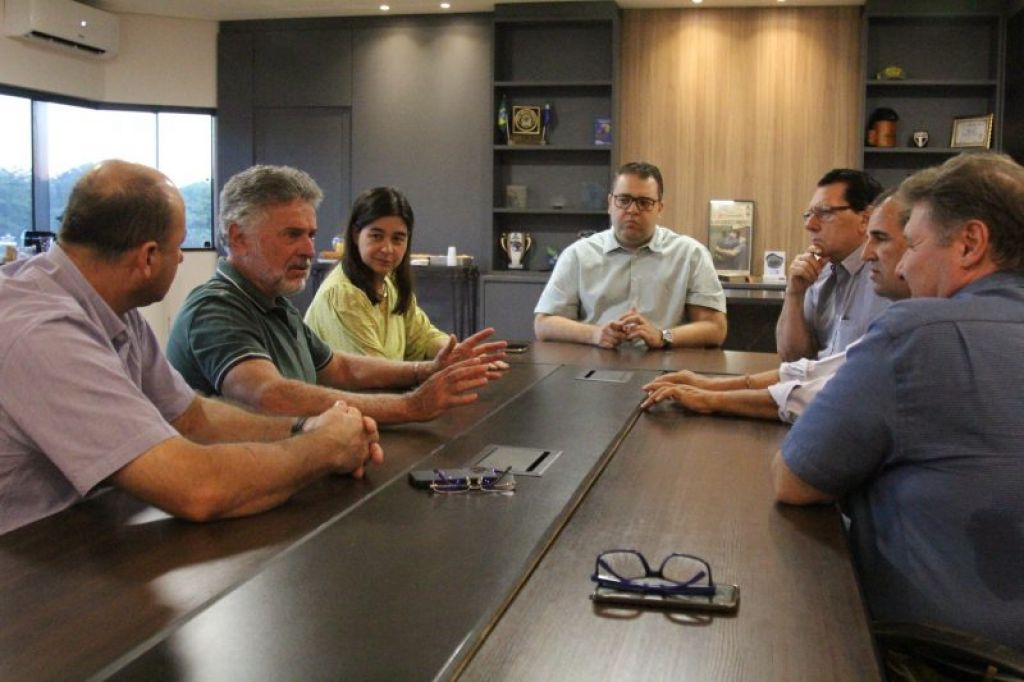 Sala de reuniões do gabinete do prefeito após a reforma (Foto: Divulgação/Prefeitura de Dourados)