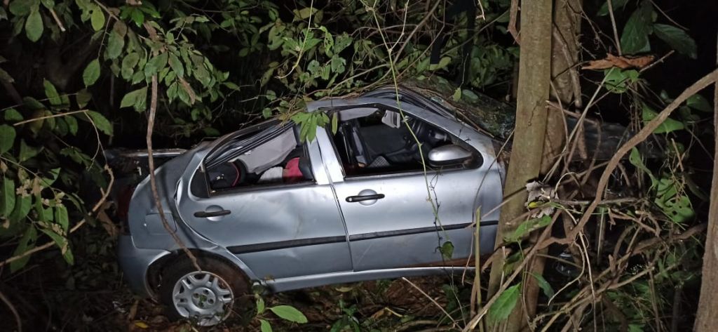 O caro saiu da pista, caiu em uma ribanceira e capotou - Foto: Sidnei Bronka