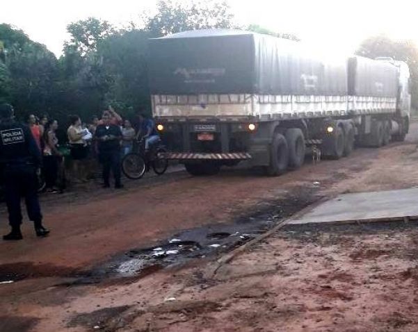 Carreta atropelou duas meninas - Foto: Tá na Mídia