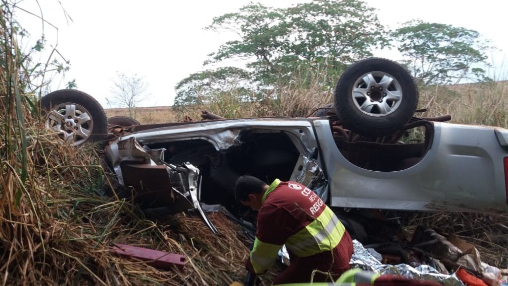 camionete S10 ficou com as rodas para cima. Foto: redação/94FM