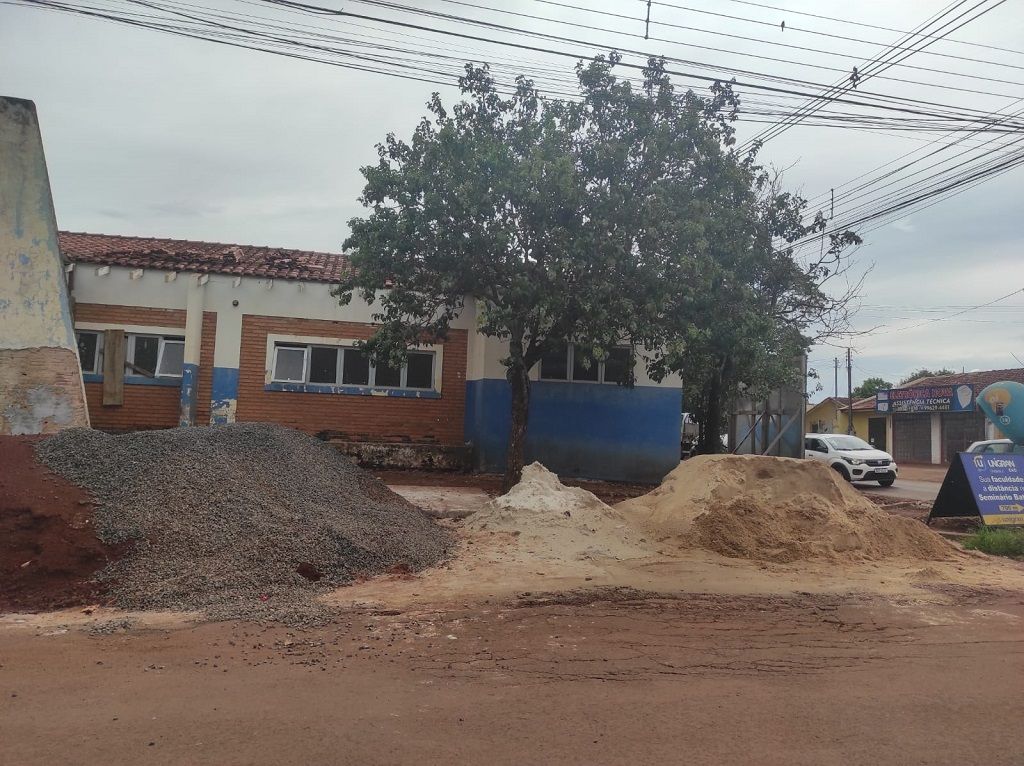 Obra segue em andamento e prefeitura não esclareceu novo prazo para conclusão (Foto: André Bento)